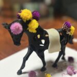 花を飾った3Dプリント馬のオブジェ